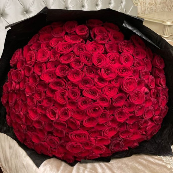 Букет 151 красная роза с черной упаковкой