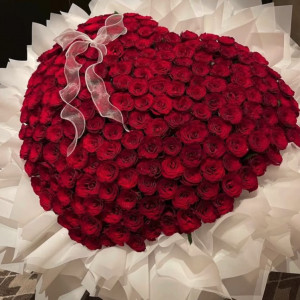 Букет 151 красная роза в форме сердца