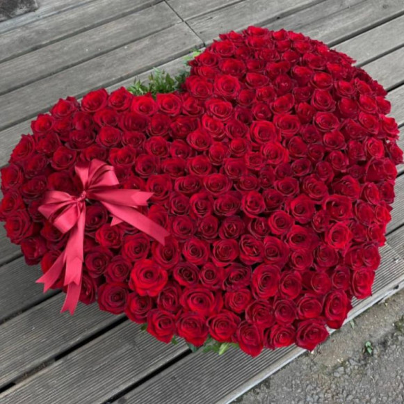 Корзина 301 красная роза в форме сердца