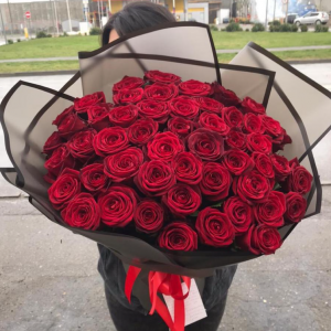 Букет 51 красная роза с черной упаковкой