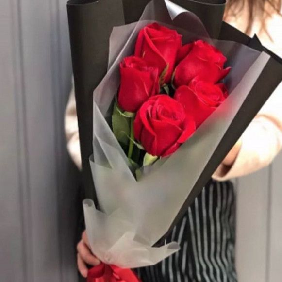 Букет 5 красных роз в черной упаковке