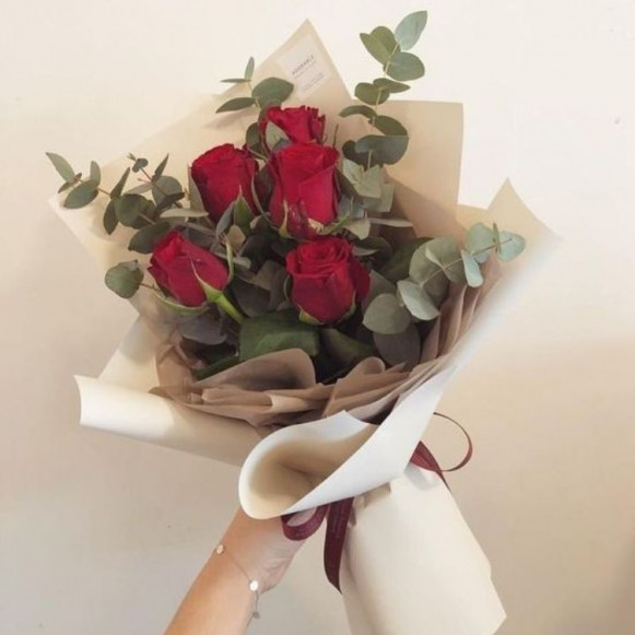 Букет 5 красных роз с эвкалиптом и упаковкой