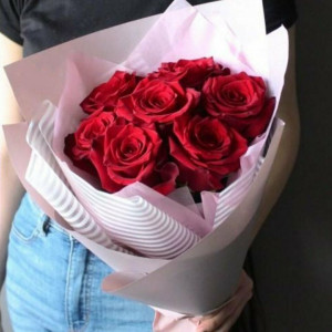 Букет 7 красных роз с розовым оформлением