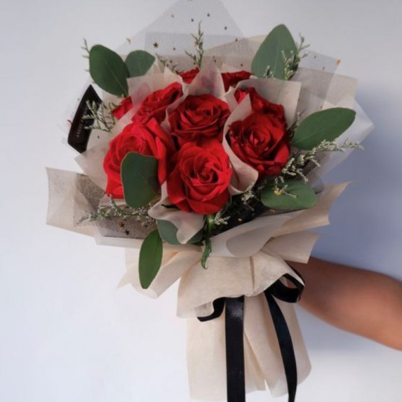 Букет 9 красных роз с зеленью и упаковкой