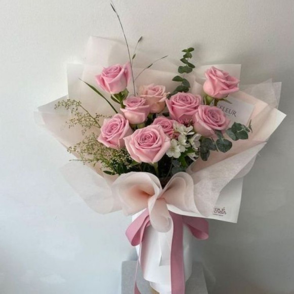 Букет 9 розовых роз с зеленью и белой упаковкой