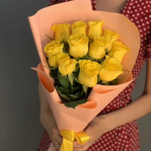 Букет 11 желтых роз с оформлением