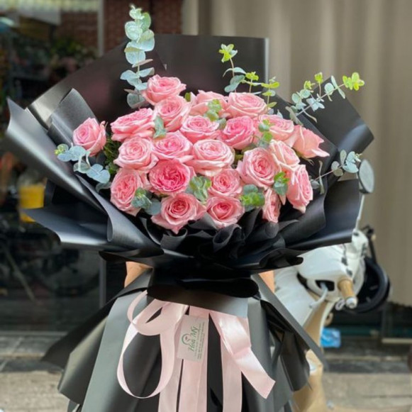 Букет 15 розовых пионовидных роз с эвкалиптом 