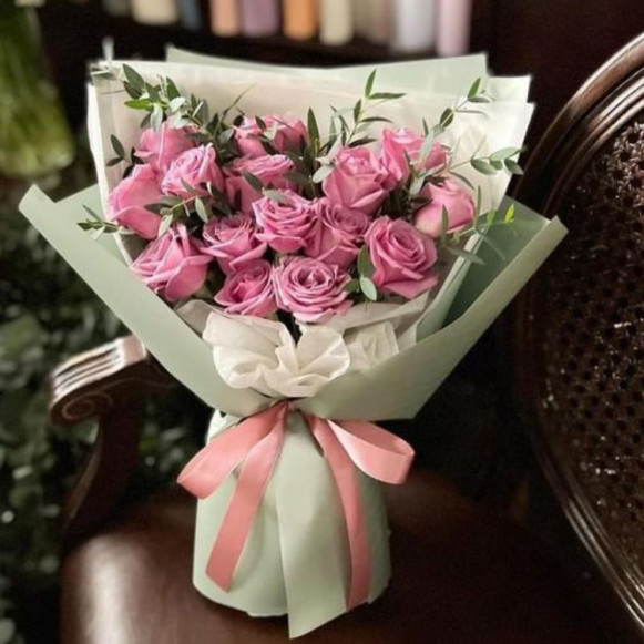 Букет 15 розовых роз с эвкалиптом и упаковкой