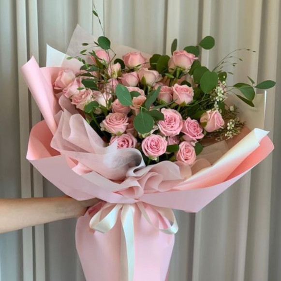 Букет 19 кустовых розовых роз с зеленью и упаковкой