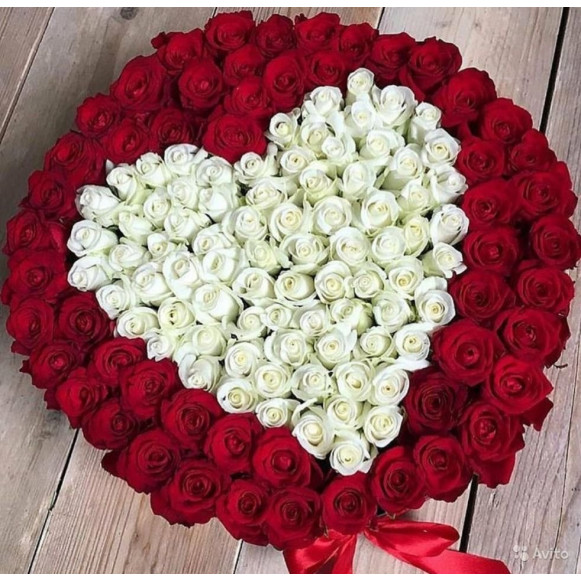 Коробка 101 роза с белым сердцем