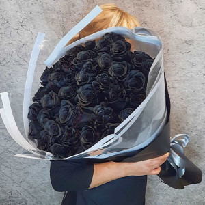 Букет 35 черных роз с упаковкой
