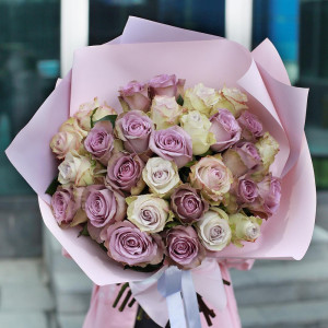 Букет 29 бело-фиолетовых роз Кения с упаковкой