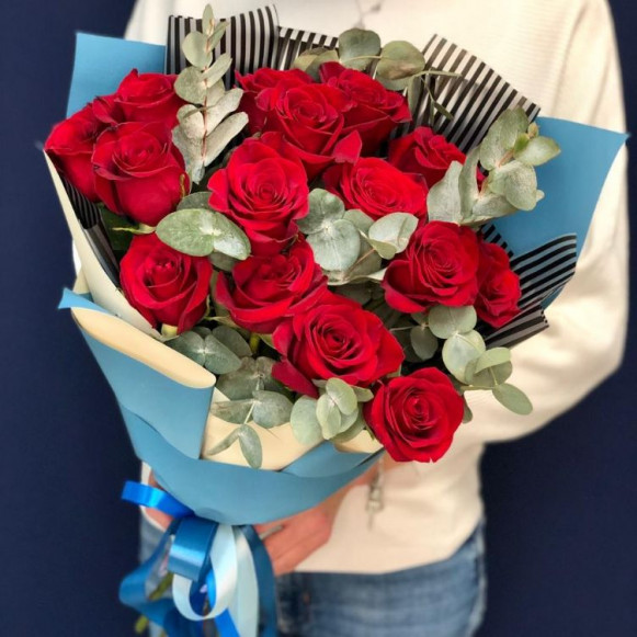 Букет 15 красных роз с эвкалиптом и упаковкой в Москве