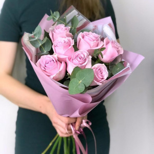 Букет 7 розовых роз с упаковкой