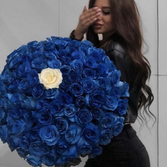 Букет 101 роза синяя и одна белая с оформлением