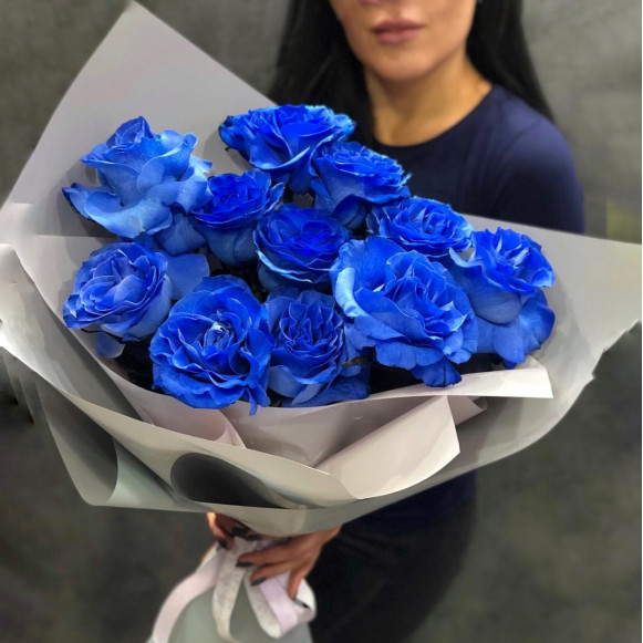 Букет 11 синих роз с оформлением