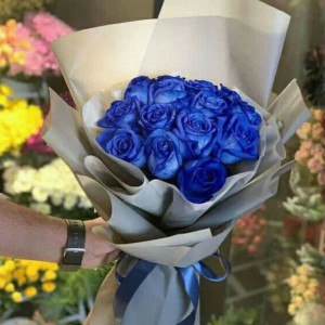 Букет 13 синих роз с нежной упаковкой