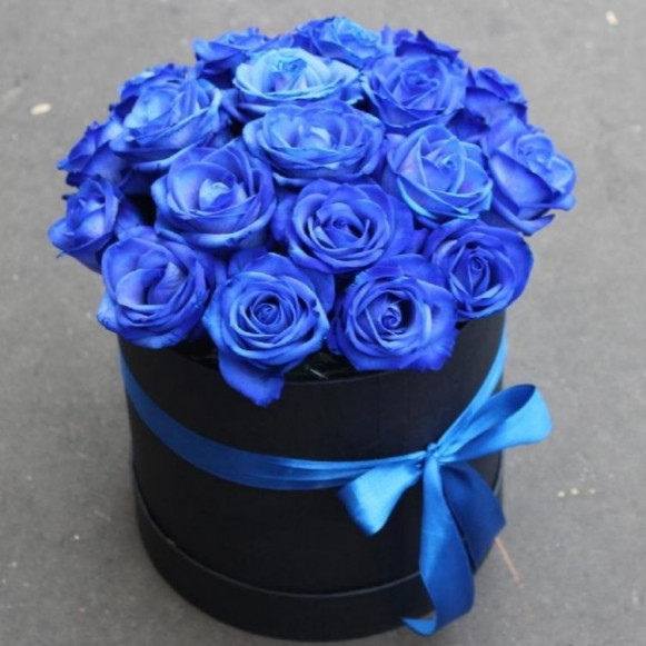 Черная коробка 17 синих роз с лентой