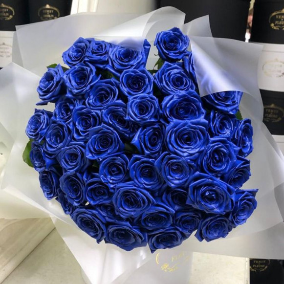 Букет 51 синяя роза с белым оформлением