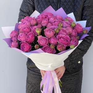 Букет 15 пионовидных ярко-розовых роз с оформлением