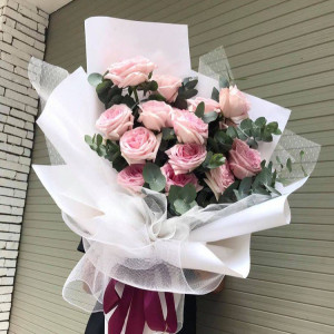 Букет премиум розовых пионовидных роз с эвкалиптом