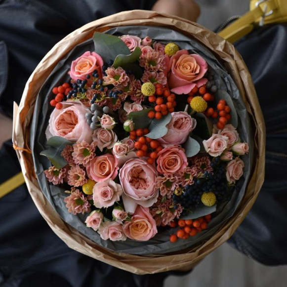 Яркий сборный букет из пионовидных роз и ягод