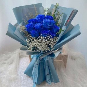 Букет 11 синих роз с гипсофилой