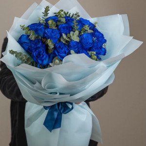 Букет 15 синих роз с эвкалиптом и упаковкой