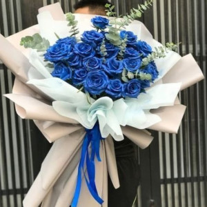 19 синих роз с эвкалиптом и упаковкой