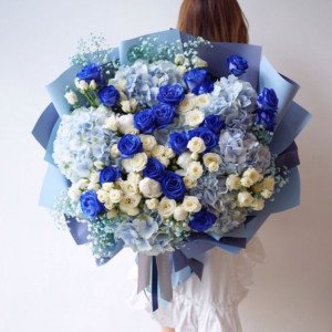 Шикарный букет с синими розами и гортензией