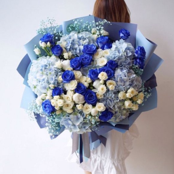 Шикарный букет с синими розами и гортензией Москва
