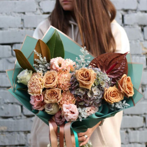 Сборный букет с гортензией и пионовидными розами
