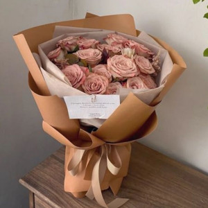 Букет 15 кремовых пионовидных роз в крафте