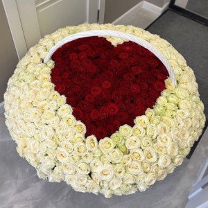 301 белая роза с красным сердцем в корзине