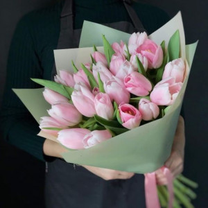 19 розовых тюльпанов с упаковкой