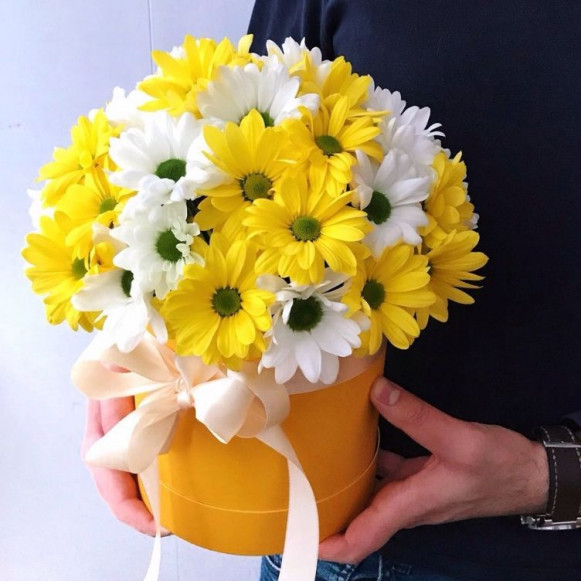 Коробка с белой и желтой хризантемой