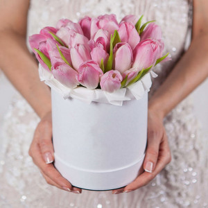 Коробка 19 розовых тюльпанов с оформлением