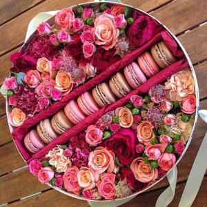 Большая коробка с цветами и печеньем макаронсы
