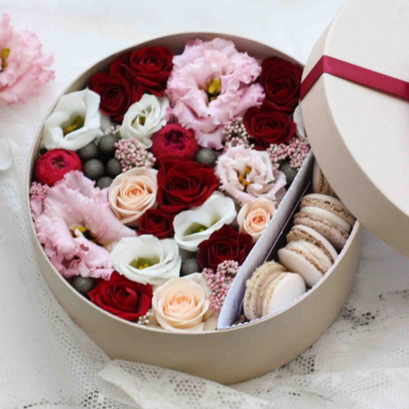 Круглая коробка с розами, эустомой и макаронсами
