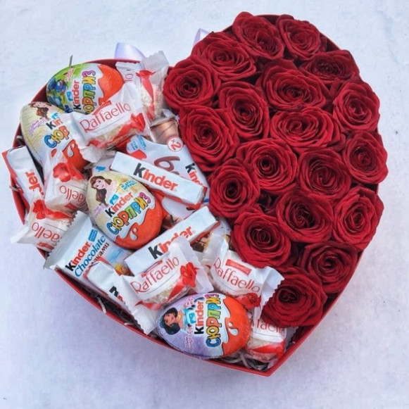 Красные розы в коробке в форме сердца с Киндерами